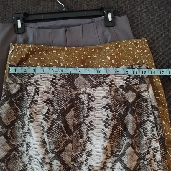 LN Michael Kors Snake Skin Patterned fitted skirt - Picture 5 of 5